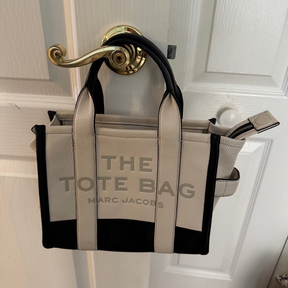 MARC JACOBS THE TOTE BAG MINI COLORBLOCK LEATHER/ BLACK/IVORY - Picture 1 of 5